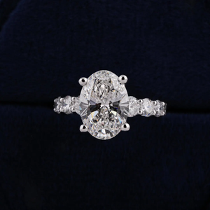 แหวนหมั้นเพชรทรงรี 4.5 กะรัต รุ่นใหม่สุดหรูจาก OM GEMS  ตัวเรือนเงินแท้ 925 ประดับเพชรแล็บแบบ Iced Out  แหวนหมั้นและแต่งงานทรง Halo Eternity - Product Image 2