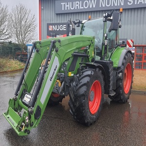Tracteur Fendt moderne 4x4, véhicule agricole avec une construction robuste, un système hydraulique performant et une excellente performance sur le terrain - Product Image 4