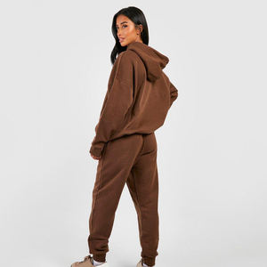 Ensemble de survêtement pour femme, style streetwear oversize, imprimé en relief, pour le fitness, le sport et le jogging, de la marque pakistanaise. - Product Image 2