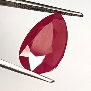 Pierre précieuse naturelle en rubis africain de 7,90 carats, taille poire, facettée, non montée - Product Image 3
