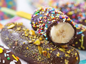 Banane surgelée enrobée de chocolat, dessert aux fruits sain, collation naturelle à base de banane, fabriqué au Vietnam - Product Image 1