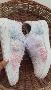 รองเท้าผ้าใบปักลายดอกไม้สีชมพูทำมือสำหรับผู้หญิง ประดับมุกและคริสตัล รองเท้าลำลองสำหรับงานแต่งงาน รองเท้าผ้าตาข่ายแบบผูกเชือก - Product Image 4