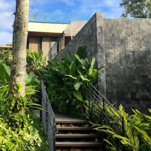 Dalles en pierre de lave noire naturelle de Bali, Indonésie - pour les bordures de piscine - Product Image 6