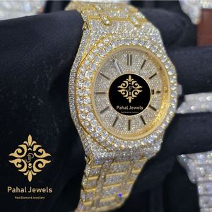 Montre à quartz en acier inoxydable doré avec cadran en cristal et bracelet style diamant glacé pour homme, bijou de fête de luxe - Product Image 4