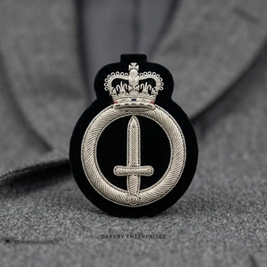 Insignia de espada de alambre de lingote de plata hecha a mano, distintivo masónico para portador de espada, parche de terciopelo negro para blazer, escudo de logia bordado personalizado - Product Image 1
