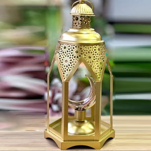 Perfecto para la iluminación del Ramadán en hogares y mezquitas. Exquisita linterna de Ramadán de metal dorado con vidrio. - Product Image 1