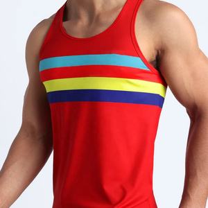 Camiseta sin mangas roja Colorblock para hombre al por mayor con diseño de rayas multicolores, tela elástica ligera, opción de logotipo personalizado - Product Image 4