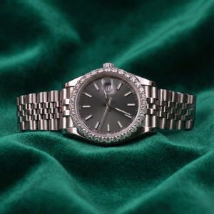 Montre de luxe en acier inoxydable avec lunette en diamant argenté, cadran gris, affichage de la date, montre-bracelet pour homme et femme - Product Image 1