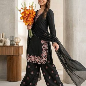 Top de crepé francés pesado de diseñador con bordados, con pantalón a juego y dupatta de georgette de zorro pesado con encaje bordado para mujer - Product Image 3