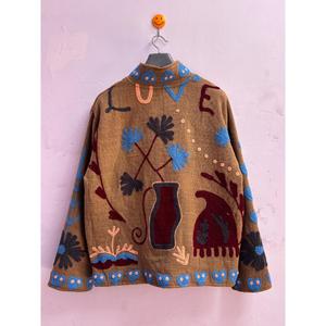 Chaqueta Suzani de Algodón Bordada a Mano con Diseño Botánico de Prairie Bloom, con Detalles Florales de Arte Folclórico - Product Image 5