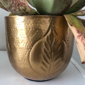 Pot de fleurs en métal gravé finition or, design décoratif, parfait pour la décoration de jardin, de balcon et d'angle, provenant d'Inde. - Product Image 6