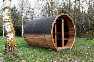 Sauna nordique en bois naturel avec façade multi-facettes, résistant aux intempéries, avec bancs intégrés et porte en verre - Product Image 2