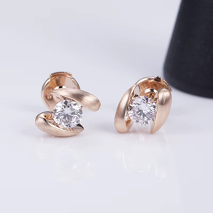 Pendientes de oro rosa con diamantes, corte brillante redondo, diseño minimalista para uso diario, joyería para mujer - Product Image 1