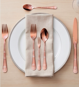 Ensemble de couverts en acier inoxydable avec finition or rose et motif imprimé, parfait pour servir et couper lors des repas - Product Image 3
