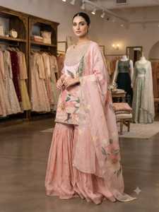 Ensemble de créateur 3 pièces en organza imprimé doux avec broderie de sequins, comprenant un haut, une sharara et un dupatta en organza imprimé - Product Image 3