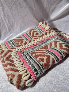 Bolso de Mano Tribal Hecho a Mano con Conchas de Cauri, Bordado de Espejo y Bordes con Cuentas, Estilo Boho, Textil, Étnico, para Festivales y Moda - Product Image 3
