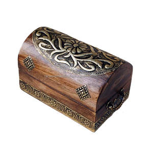 Boîte à bijoux en bois artisanale chic avec détails en relief disponible en plusieurs styles et tailles à prix raisonnable - Product Image 3