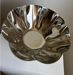 Moderno Frutero de Loto Acanalado Plateado, Recipiente Decorativo Ondulado de Acero Inoxidable Pulido, Centro de Mesa con Borde Festoneado para Exhibición en Mesa - Product Image 1