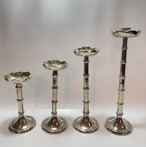 Ensemble de 4 élégants bougeoirs en aluminium argenté avec tiges en bambou et coupelles festonnées, supports de bougies coniques, décoration de centre de table - Product Image 1
