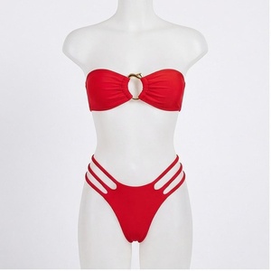 Ensemble de bikini bandeau rouge avec détails ajourés et bas string, maillot de bain pour femme - Product Image 1