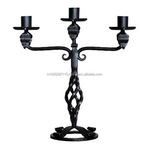 Candélabre en fer artisanal complexe avec silhouette élégante idéale pour les accessoires photo ou la décoration d'événement vintage de luxe - Product Image 6