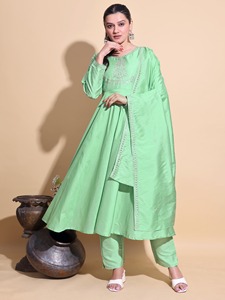 Salwar Kameez en soie rouge brodé pour femmes, tenue ethnique indienne pakistanaise, longueur cheville, coupe ample, robe de fête et de mariage - Product Image 4