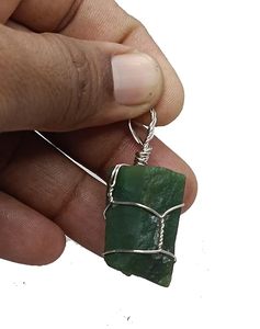 Colgante de Moda con Imagen de Cristal de Ágata Verde Natural Jada, Grabado en Bruto, Envuelto en Alambre, de Gujarat, para el Día de la Madre - Product Image 3