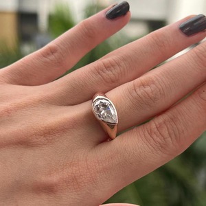 Bague en Moissanite Poire 2 Carats Est-Ouest / Bague de Mariage en Or Massif 14K Sertie Clos / Bague de Fiançailles Solitaire / Cadeau d'Anniversaire - Product Image 1