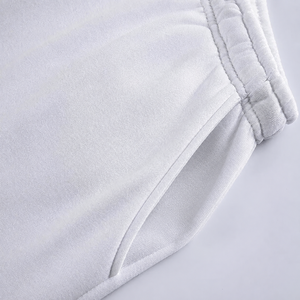 Sudadera con Capucha Blanca Unisex de Primera Calidad, Bolsillo Bordado, Paneles Negros en las Mangas, Corte Regular, Tejido Casual, 100% Algodón - Product Image 3