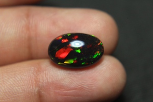 Ópalo negro etíope de 15*10*5.5mm, cabujón natural con múltiples destellos de fuego, ópalo de 3.90 quilates, corte ovalado, piedra preciosa para la fabricación de joyas. - Product Image 2