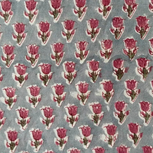Tissu 100% coton imprimé à la main, bleu ciel avec motif floral rouge Buta |   Tissu de course Jaipur en gros - Product Image 2