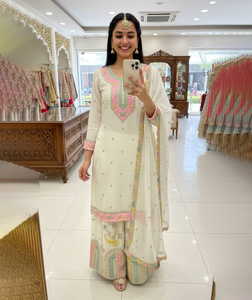 Ensemble Sharara avec Dupatta, Collection de Costumes Designer pour Femmes, Soie Chinon Premium Brodée, Tenue Traditionnelle de Soirée, Coupe Ajustée, Réversible - Product Image 1