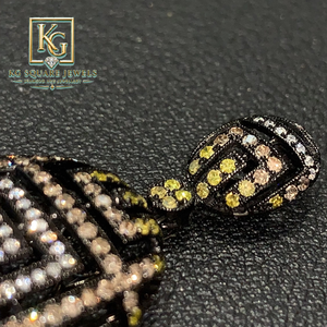 Amuleto de Insecto en Plata de Ley Bañada en Rodio Negro con Piedras de Moissanita Redondas Brillantes Amarillas y Blancas y Cadena de Eslabones - Product Image 1