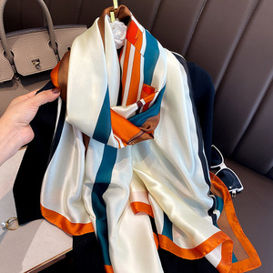 Écharpe en soie 100% pour femmes, longue, motif montagne peint à la main, orange et blanc, accessoire de mode multifonctionnel, toutes saisons - Product Image 3