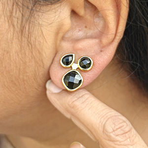 Boucles d'oreilles clous vintage en onyx noir à motif damier, triple pierre précieuse, laiton plaqué or 18 carats, minimalistes, tendance, légères, cadeau pour femme - Product Image 3