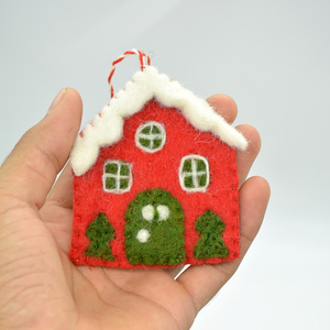 ของตกแต่งบ้านคริสต์มาสทำมือจากผ้าสักหลาดสีแดง พร้อมหลังคาหิมะสีขาวและประตูสีเขียว - Product Image 2