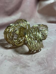 Anneau de serviette en métal élégant, parfait pour la mise en scène de la table à manger, ajoutant une touche décorative délicate aux repas - Product Image 2