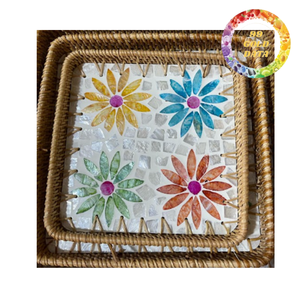 Bandeja Redonda de Ratán Tejido con Incrustaciones de Concha, Material Orgánico Ecológico |   Decoración Colorida Hecha a Mano para Servir en la Cocina, Comedor y Hogar - Product Image 6