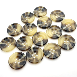 Nouveau style de bouton en résine imitation corne à 4 trous pour chemises, manteaux et vêtements, pour la vente en gros et l'artisanat naturel - Product Image 1