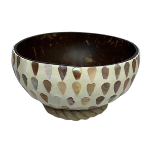 Cuenco de Coco con Incrustaciones de Madreperla Iridiscente Hecho a Mano - Artesanía Vietnamita en Lacado - Product Image 1