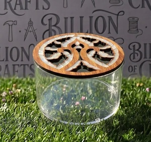 Caja Redonda de Vidrio para Joyas con Tapa de Madera Grabada con Diseño de Árbol, Estilo Moderno - Product Image 1