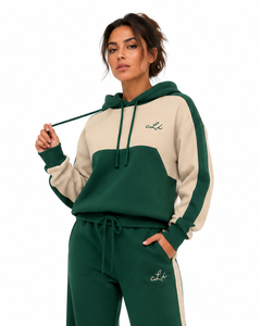 Conjunto Deportivo Informal Verde para Mujer con Paneles Laterales Beige, Siluetas Relajadas, Logotipo Personalizado, Ropa Urbana Moderna de Boutique - Product Image 3