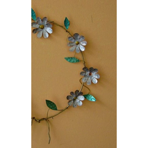 Charmante couronne de fleurs en métal avec des fleurs colorées et des feuilles vertes turquoise, parfaite pour la décoration murale artistique rustique de la maison - Product Image 6