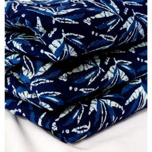 ผ้าฝ้ายอินเดียทำมือ ลายดอกไม้ทันสมัย พิมพ์ลายแบบบล็อกจากเมืองชัยปุระ เหมาะสำหรับทำผ้าม่าน ผ้าคลุม ของตกแต่งบ้าน และเสื้อผ้าเด็กผู้หญิง - Product Image 2