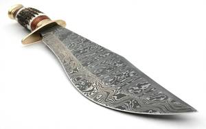 Outil utilitaire robuste d'extérieur en acier Damas forgé à la main, avec manche en bois de cerf et garde en laiton - Product Image 2