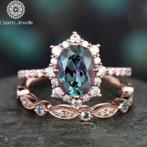 Bague de fiançailles vintage pour femme en argent plaqué or rose avec moissanite taille coussin et sertissage à griffes - Product Image 1