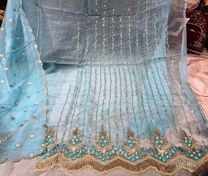 Costumes traditionnels indiens modernes pour femmes, conçus par des designers, non cousus, brodés à la main, à la pointe de la mode, magnifiques et coûteux - Product Image 2