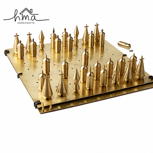 Juego de ajedrez moderno de latón con piezas cónicas plateadas y negras en un tablero a cuadros naranja y blanco, juego de lujo - Product Image 3