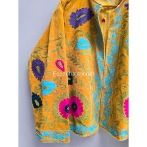 เสื้อแจ็คเก็ตคอจีนกำมะหยี่ปักลายดอกไม้ แขนยาว งานแฮนด์เมดสำหรับผู้หญิง สวมใส่ในฤดูใบไม้ผลิ สีเหลืองพร้อมลวดลายหลากสี - Product Image 4