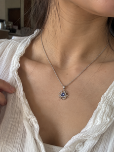 Collier Pendentif Soleil en Argent Sterling 925 avec Saphir Bleu Trillion, Plaqué Rhodium, Charm Solitaire Classique, Cadeau Minimaliste - Product Image 2